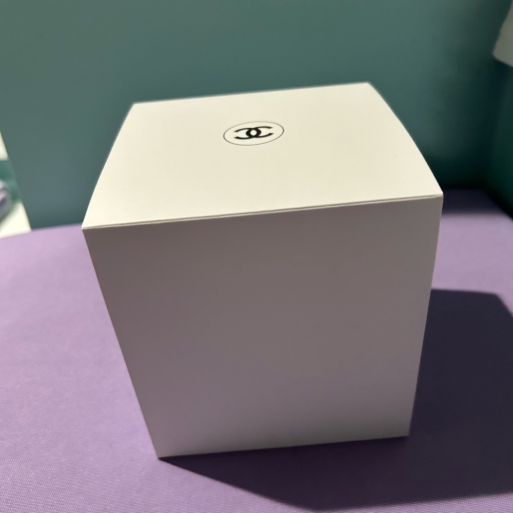 Chanel Snow Globe 2024 Edition RARE - Picture 2 of 9